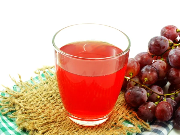 Vidro de suco de uva vermelha com frutas isoladas no fundo branco — Fotografia de Stock