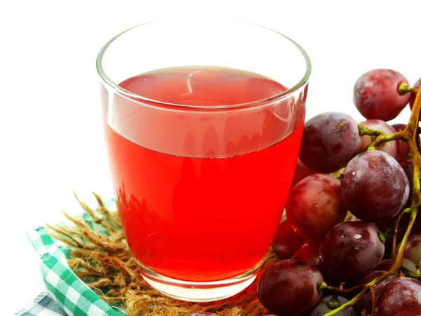 Beyaz arka plan üzerinde izole meyve ile kırmızı üzüm suyu — Stok fotoğraf