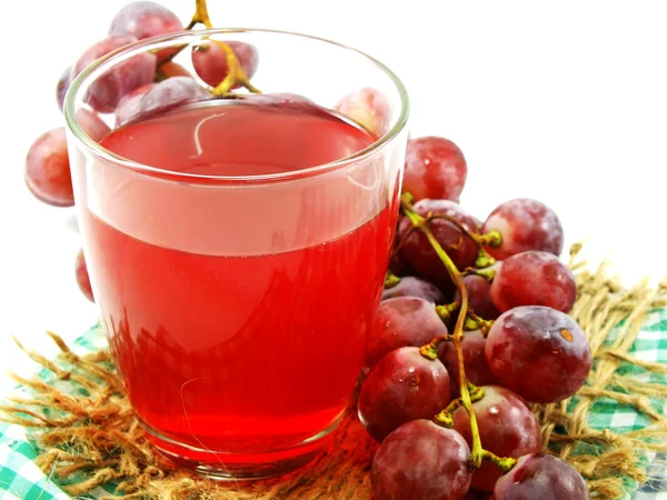 Beyaz arka plan üzerinde izole meyve ile kırmızı üzüm suyu — Stok fotoğraf