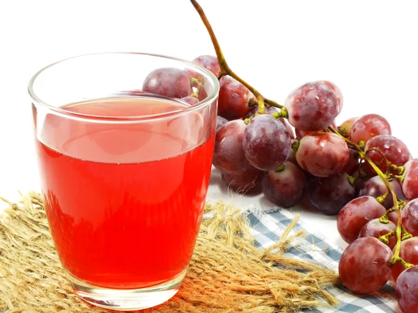 Beyaz arka plan üzerinde izole meyve ile kırmızı üzüm suyu