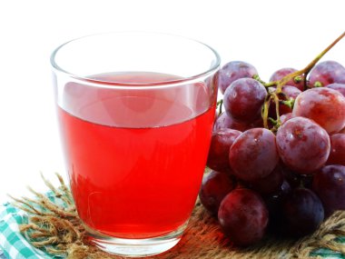 Beyaz arka plan üzerinde izole meyve ile kırmızı üzüm suyu