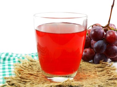 Beyaz arka plan üzerinde izole meyve ile kırmızı üzüm suyu