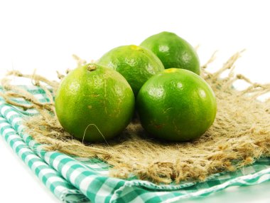 Taze limon ve beyaz arka plan üzerinde masa örtüsü