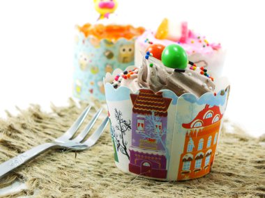 Cupcake tatlı kağıt bardak beyaz arka plan üzerinde içinde closeup