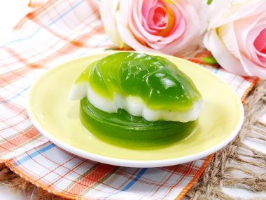 Ev yapımı yeşil pandan ve Hindistan cevizi sütü jöle pandan jöle balık