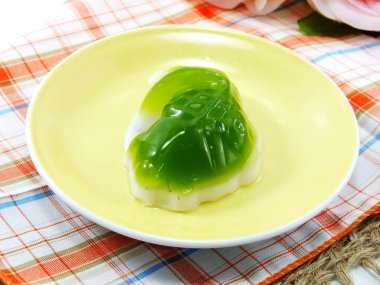 Ev yapımı yeşil pandan ve Hindistan cevizi sütü jöle pandan jöle balık