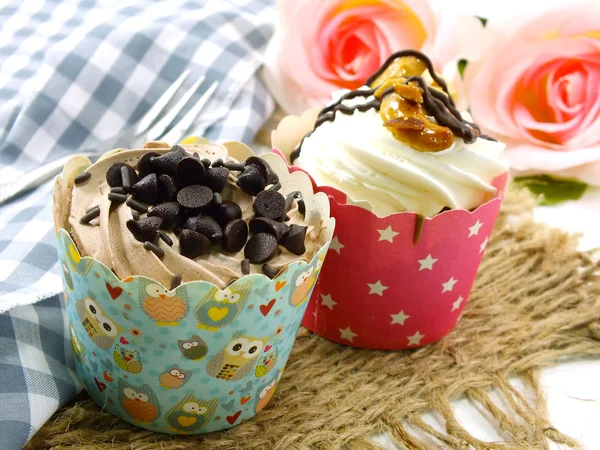 Bolo de chocolate caseiro com cobertura de chocolate contra um fundo — Fotografia de Stock