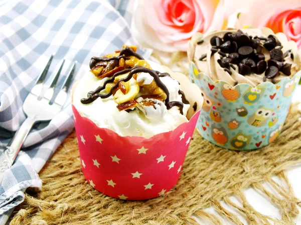 Hausgemachte Schokolade Cupcake mit Schokolade Zuckerguss vor einem Hintergrund — Stockfoto