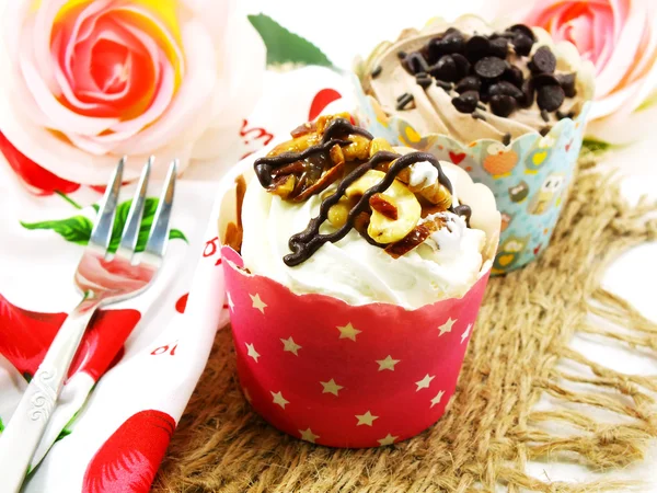 Hausgemachte Schokolade Cupcake mit Schokolade Zuckerguss vor einem Hintergrund — Stockfoto