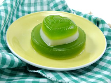 Ev yapımı yeşil pandan ve Hindistan cevizi sütü jöle kalp tatlı desser