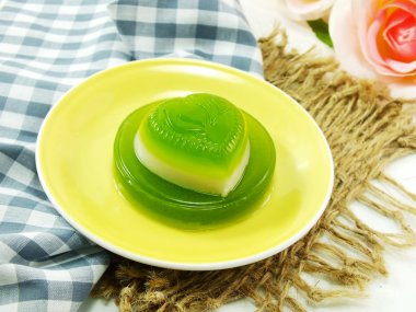 Ev yapımı yeşil pandan ve Hindistan cevizi sütü jöle kalp tatlı desser