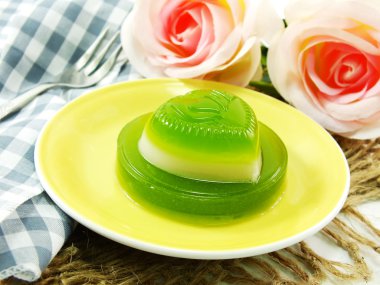 Ev yapımı yeşil pandan ve Hindistan cevizi sütü jöle kalp tatlı desser