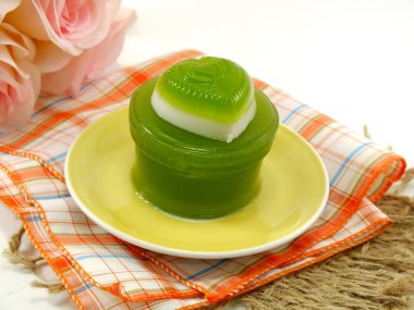 Ev yapımı yeşil pandan ve Hindistan cevizi sütü jöle kalp tatlı desser