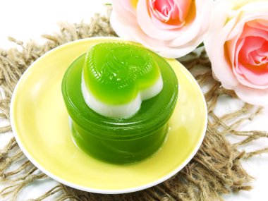 Ev yapımı yeşil pandan ve Hindistan cevizi sütü jöle kalp tatlı desser