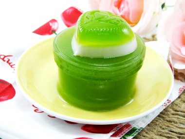 Ev yapımı yeşil pandan ve Hindistan cevizi sütü jöle kalp tatlı desser