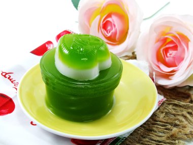 Ev yapımı yeşil pandan ve Hindistan cevizi sütü jöle kalp tatlı desser