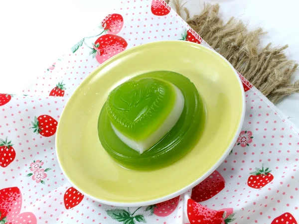 Maison vert pandan et noix de coco lait gelée pandan gelée poisson — Photo