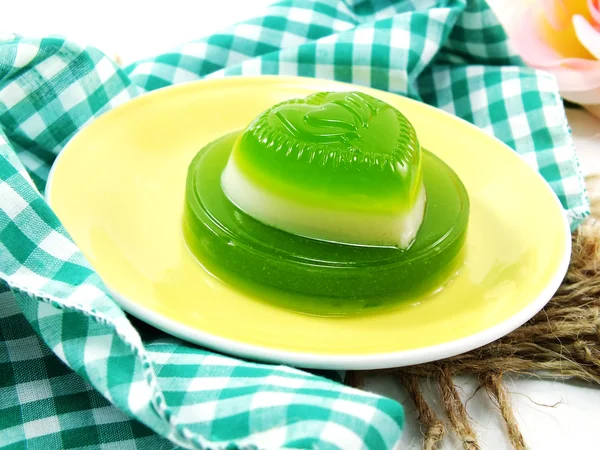 Homemade green pandan and coconut milk jelly heart sweet desser — Stock Photo, Image