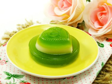 Ev yapımı yeşil pandan ve Hindistan cevizi sütü jöle kalp tatlı desser