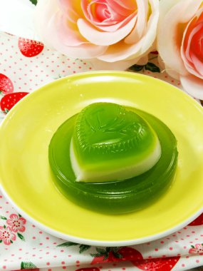 Ev yapımı yeşil pandan ve Hindistan cevizi sütü jöle kalp tatlı desser