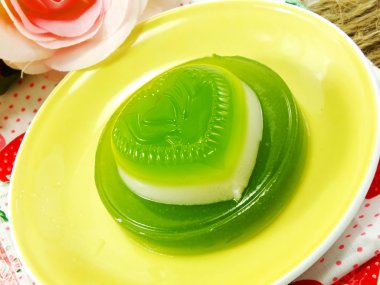 Ev yapımı yeşil pandan ve Hindistan cevizi sütü jöle kalp tatlı desser