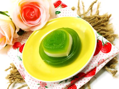 Ev yapımı yeşil pandan ve Hindistan cevizi sütü jöle kalp tatlı desser