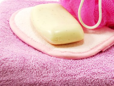 Pembe havlu ve banyo beyaz sabunla puf