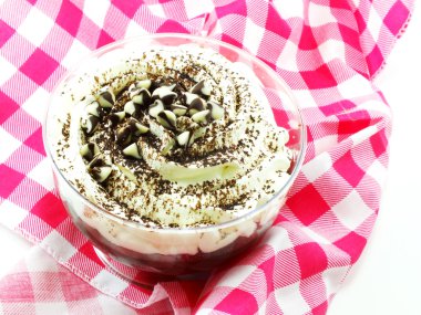 Mocha krema ve çikolata gemi ile çikolatalı kek