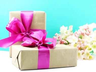 Vintage hediye kutusu pembe kurdele yay ile sarılmış