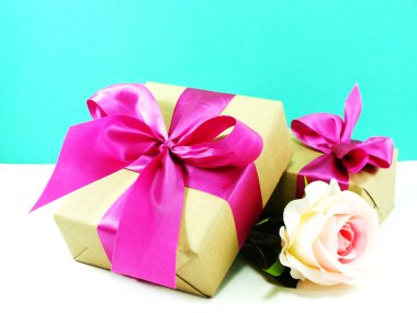 Vintage hediye kutusu pembe kurdele yay ile sarılmış