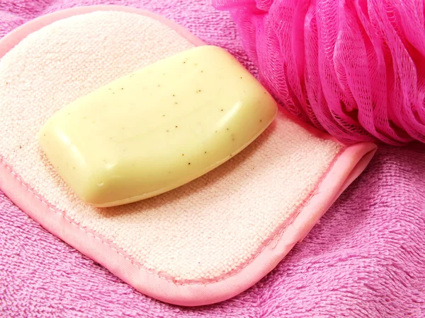 Törölköző rózsaszín és fehér szappannal puff fürdő — Stock Fotó
