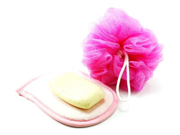 Toalhas cor-de-rosa e puff banho com sabão branco — Fotografia de Stock