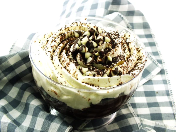 Bolo de copo de chocolate com gelo de mocha e navio de chocolate — Fotografia de Stock