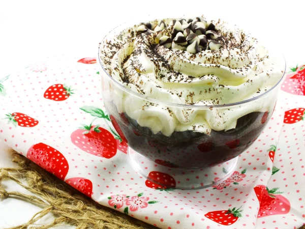 Gâteau tasse au chocolat avec glaçage au moka et bateau au chocolat — Photo