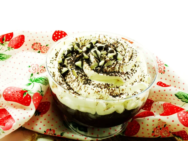 Bolo de copo de chocolate com gelo de mocha e navio de chocolate — Fotografia de Stock