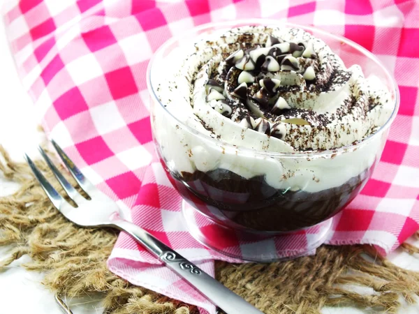 Bolo de copo de chocolate com gelo de mocha e navio de chocolate — Fotografia de Stock