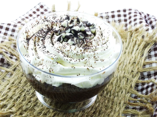 Cupcake de chocolate marrom com polvilhas de chocolate — Fotografia de Stock