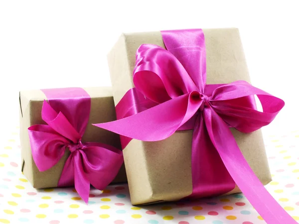 Caja de regalo con lazo rosa sobre fondo de lunares dulces —  Fotos de Stock