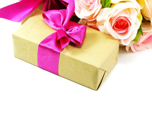 Embrulhado caixa de presente do vintage com laço de fita rosa — Fotografia de Stock