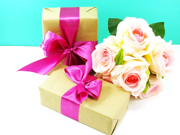 Wrapped vintage gift box with pink ribbon bow and rose flower — Stock Photo, Image