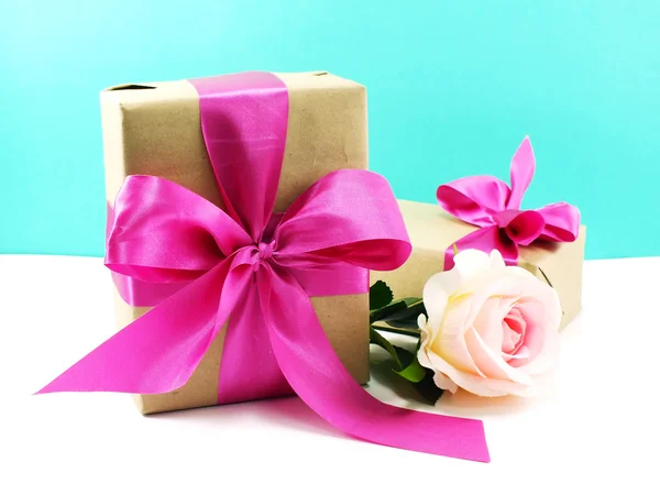 Boîte cadeau vintage enveloppée avec ruban rose noeud — Photo