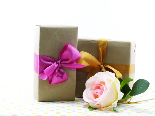 핑크 리본 활과 빈티지 선물 상자 포장 — 스톡 사진