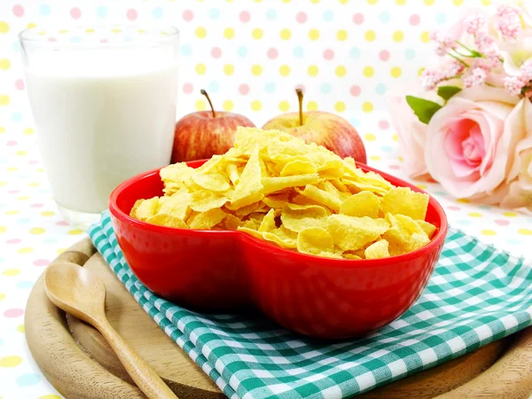 Desayuno por la mañana con cereales de manzana fresca y leche enfoque selectivo — Foto de Stock