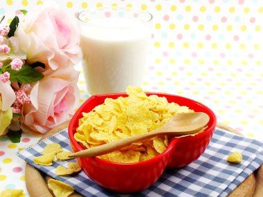 Sabah kahvaltı taze elma cornflake ve süt seçici odak ile