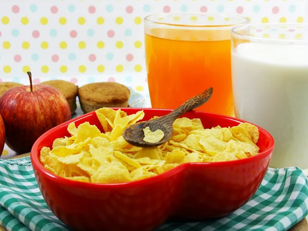 Rano śniadanie z Jabłko świeże mleko i cornflake selektywne focus — Zdjęcie stockowe