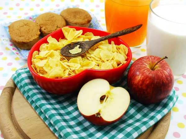 Rano śniadanie z Jabłko świeże mleko i cornflake selektywne focus — Zdjęcie stockowe