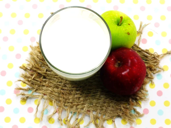 Glas mjölk och färska äpple för friska — Stockfoto