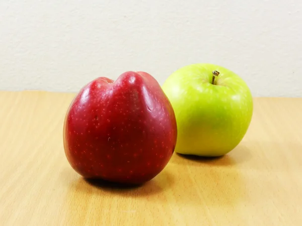 Manzanas rojas y verdes frescas — Foto de Stock