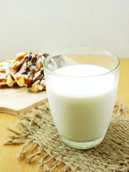 Fresh milk and snack — Stock Photo, Image