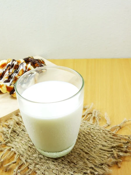 新鮮な牛乳とおやつ — ストック写真